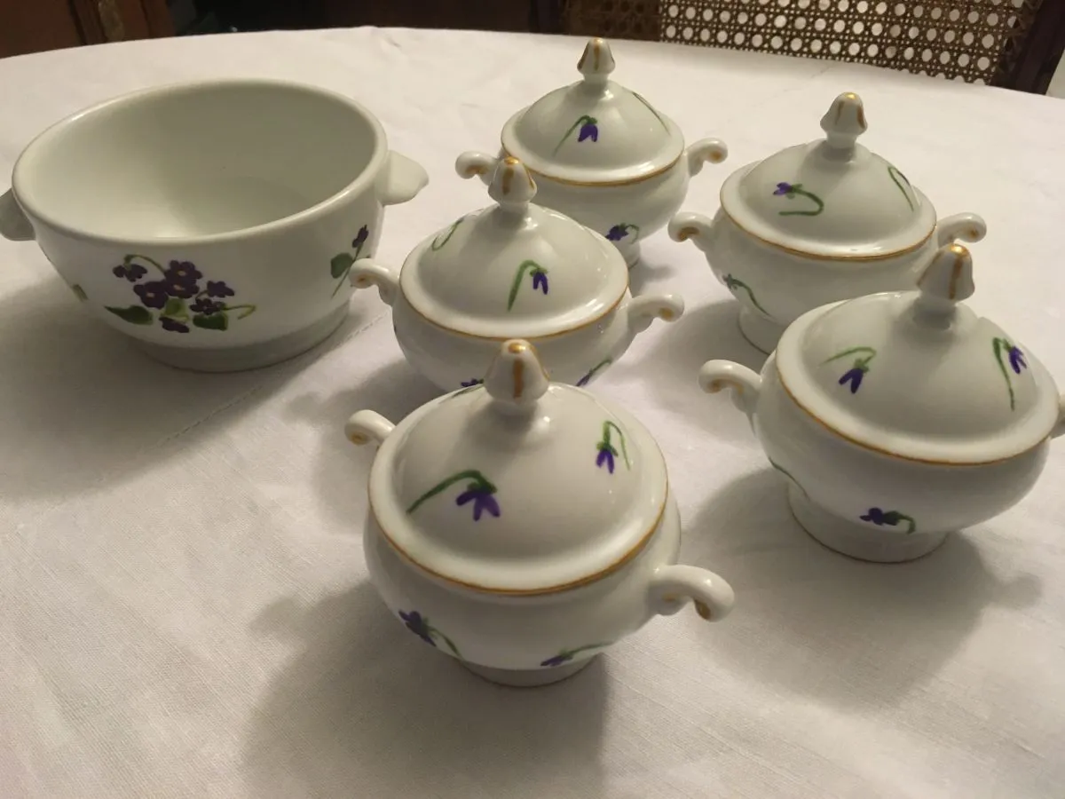 Pots à crème et bol en porcelaine blanche décorés main