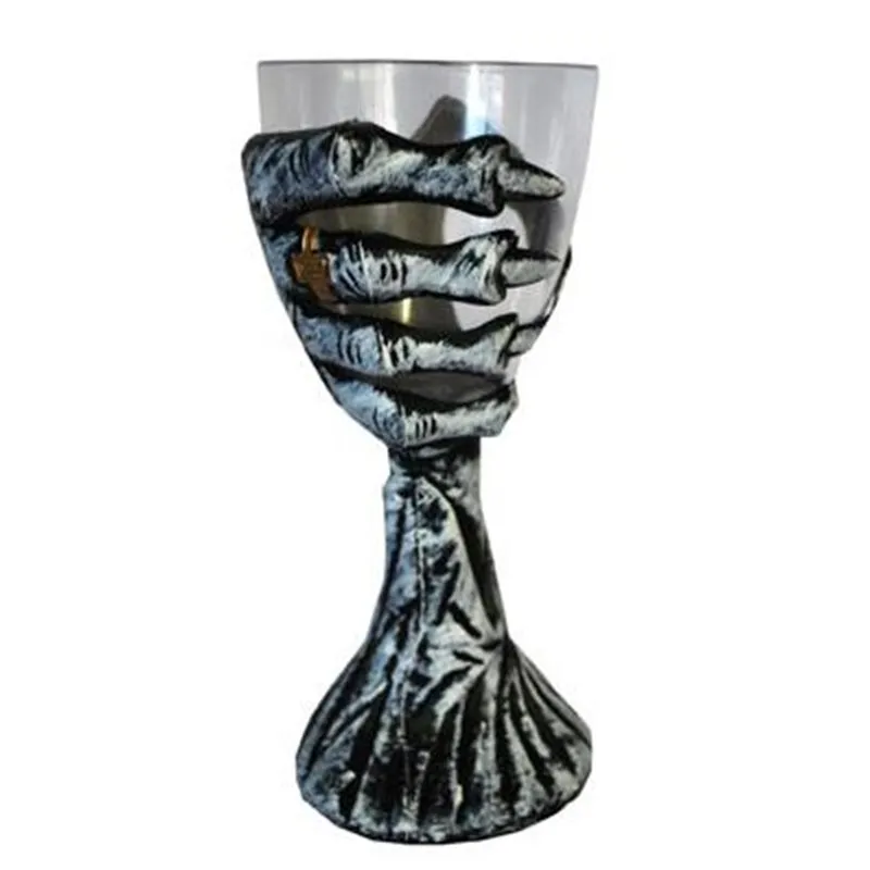 Verre à Vin Orné d'une Main de Squelette, style gothique, couleur gris